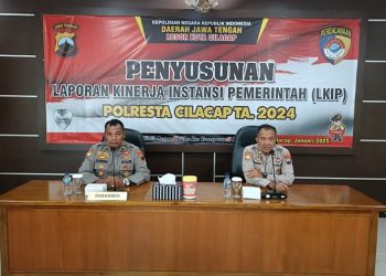 Kabagren Polresta Cilacap Kompol Sugeng Hartono memimpin rapat penyusunan LKIP TA 2024. (ISTIMEWA)