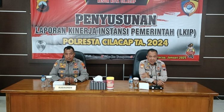 Kabagren Polresta Cilacap Kompol Sugeng Hartono memimpin rapat penyusunan LKIP TA 2024. (ISTIMEWA)
