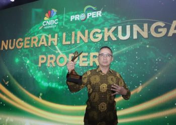 General Manager KPI RU IV Cilacap. Wahyu Sulistyo Wibowo menunjukkan penghargaan Proper Emas 2024 dari KLH/BPLH yang diraih Kilang Cilacap. (ISTIMEWA)