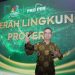 General Manager KPI RU IV Cilacap. Wahyu Sulistyo Wibowo menunjukkan penghargaan Proper Emas 2024 dari KLH/BPLH yang diraih Kilang Cilacap. (ISTIMEWA)