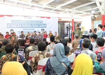 Menteri Nusron menyerahkan 965 sertipikat hasil Konsolidasi Tanah di Jawa Tengah. (ISTIMEWA)