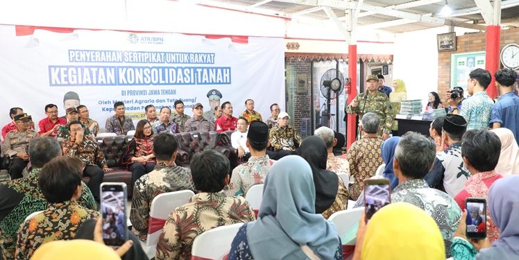 Menteri Nusron menyerahkan 965 sertipikat hasil Konsolidasi Tanah di Jawa Tengah. (ISTIMEWA)