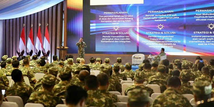 Menteri Nusron saat memberikan pembekalan bagi kepala daerah di Magelang Retreat yang berlangsung di Komplek Akademi Militer Magelang, Kamis (27/02/2025). (ISTIMEWA)