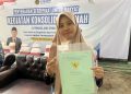 Marlisa Ermiati usai menerima Sertipikat Konsolidasi Tanah dari Menteri ATR/Kepala BPN, Nusron Wahid, di Kelurahan Susukan, Kabupaten Semarang, Provinsi Jawa Tengah pada Kamis (27/02/2025). (ISTIMEWA)