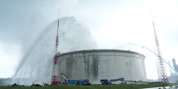 Tim pemadam kebakaran Kilang Pertamina Cilacap melakukan proses pemadaman terhadap salah tangki yang mengalami kejadian flash. (ISTIMEWA)