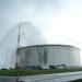 Tim pemadam kebakaran Kilang Pertamina Cilacap melakukan proses pemadaman terhadap salah tangki yang mengalami kejadian flash. (ISTIMEWA)