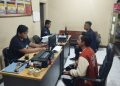 Tersangka HR pelaku pencurian HP menjalani pemeriksaan di Polsek Majenang. (ISTIMEWA)