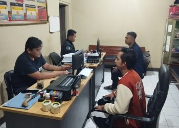Tersangka HR pelaku pencurian HP menjalani pemeriksaan di Polsek Majenang. (ISTIMEWA)