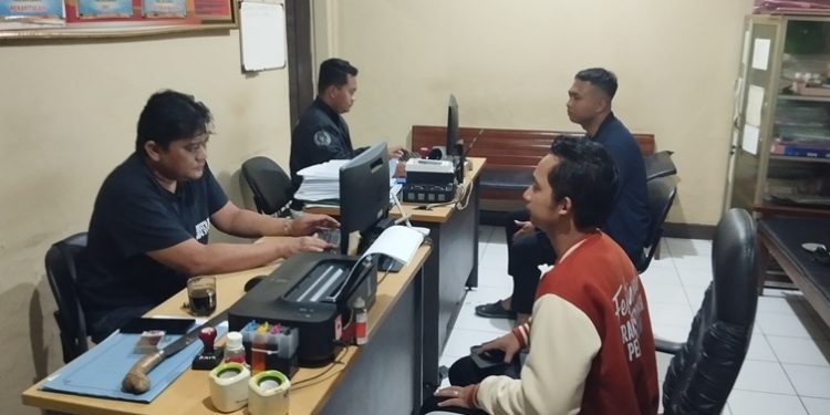 Tersangka HR pelaku pencurian HP menjalani pemeriksaan di Polsek Majenang. (ISTIMEWA)