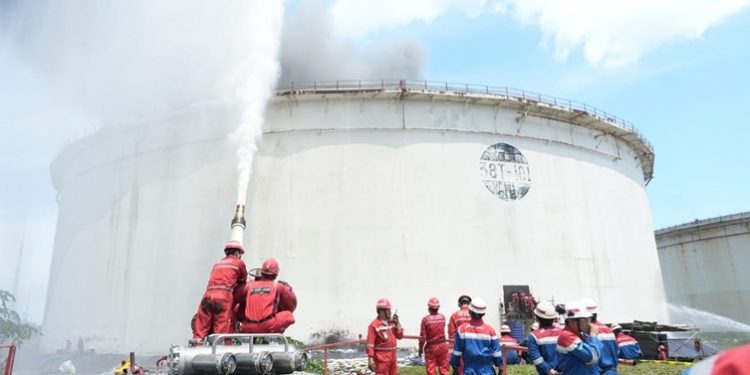 Tim Pemadam di Kilang Pertamina Cilacap memadamkan api yang membakar salah satu tangki saat dalam proses pemeliharaan. (ISTIMEWA)