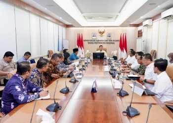 Menteri Nusron dalam rapat bersama Wakil Menteri Keuangan, Anggito Abimanyu di Kantor Kementerian ATR/BPN. (ISTIMEWA)