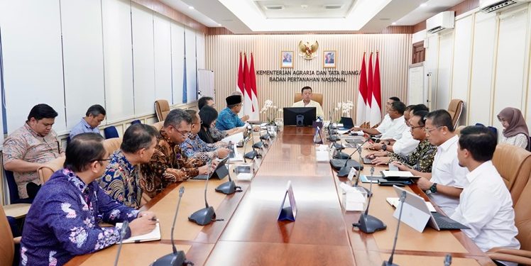 Menteri Nusron dalam rapat bersama Wakil Menteri Keuangan, Anggito Abimanyu di Kantor Kementerian ATR/BPN. (ISTIMEWA)