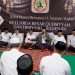 Menteri Nusron saat menyerahkan 20 sertipikat tanah wakaf dalam acara Buka Puasa Bersama di Pondok Pesantren Qudsiyyah, Kabupaten Kudus, Jawa Tengah. (ISTIMEWA)