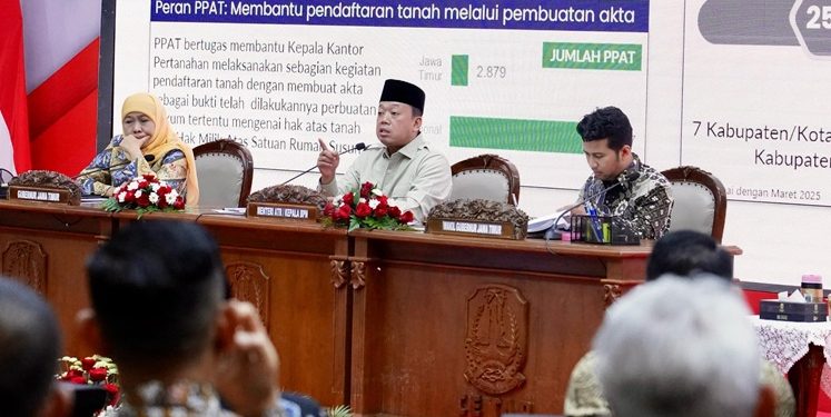 Menteri Nusron dalam pertemuan yang diadakan di Gedung Grahadi, Surabaya. (ISTIMEWA)