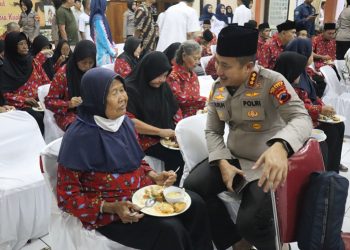 Kapolresta Cilacap Kombes Pol Ruruh Wicaksono saat berbuka puasa Bersama lansia di panti Pelayanan Sosial Lanjut Usia Dewanata, Kesugihan. (ISTIMEWA)