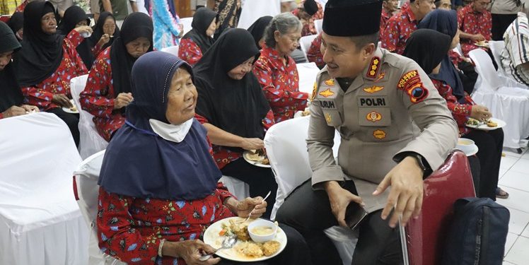 Kapolresta Cilacap Kombes Pol Ruruh Wicaksono saat berbuka puasa Bersama lansia di panti Pelayanan Sosial Lanjut Usia Dewanata, Kesugihan. (ISTIMEWA)