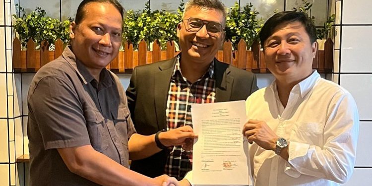 Manager Legal PT Ethos Kreatif Indonesia Ary Dwi Stanto usai menandatangani kerjasama dengan Royal Prima Musikindo dalam rangka mendukung music Indonesia. (ISTIMEWA)