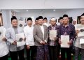 Menteri ATR/Kepala BPN, Nusron Wahid menyerahkan sertipikat tanah dalam Acara Buka Puasa Bersama di Pondok Pesantren Qudsiyyah. (ISTIMEWA)