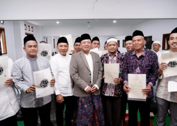 Menteri ATR/Kepala BPN, Nusron Wahid menyerahkan sertipikat tanah dalam Acara Buka Puasa Bersama di Pondok Pesantren Qudsiyyah. (ISTIMEWA)