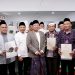 Menteri ATR/Kepala BPN, Nusron Wahid menyerahkan sertipikat tanah dalam Acara Buka Puasa Bersama di Pondok Pesantren Qudsiyyah. (ISTIMEWA)