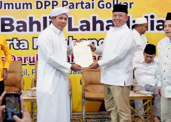 Menteri ATR/BPN, Nusron Wahid, menyerahkan sertipikat tanah wakaf berbentuk elektronik di Pondok Pesantren Dalwa, Pasuruan. (ISTIMEWA)