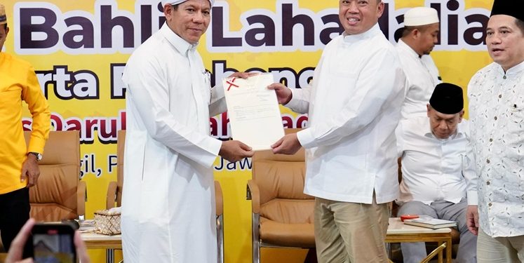 Menteri ATR/BPN, Nusron Wahid, menyerahkan sertipikat tanah wakaf berbentuk elektronik di Pondok Pesantren Dalwa, Pasuruan. (ISTIMEWA)
