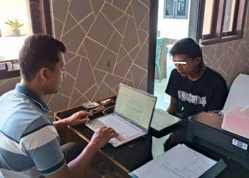 Tersangka OKI ditangkap Unit Reskrim Polsek Sidareja karena diduga mencuri motor Kawasaki KLX milik tetangga sendiri. (ISTIMEWA)