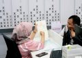 Petugas di Kantor Pertanahan memberikan penjelasan kepada warga masyarakat yang mengurus sertipikat hak milik. (ISTIMEWA)