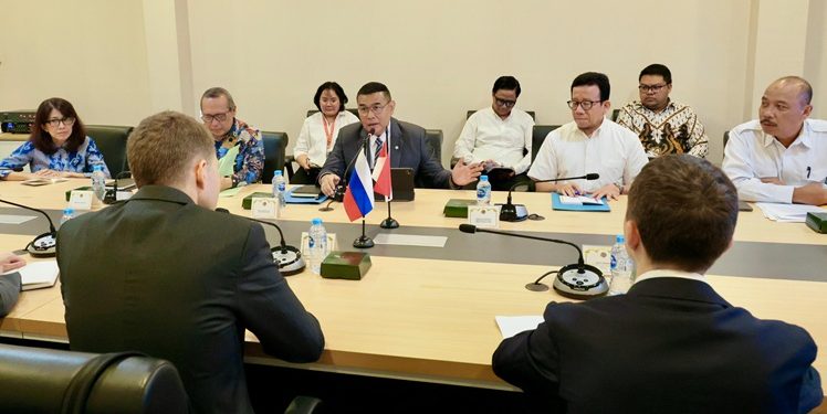 Wamen ATR/Waka BPN, Ossy Dermawan, bertemu dengan Kepala Bidang Kerjasama pada Direktorat Administratif, Kantor Kepresidenan Federasi Rusia, Oleg Tikk, beserta jajarannya di Kementerian ATR/BPN, Jakarta, Selasa (15/4/2025). (ISTIMEWA)