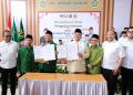 Menteri ATR/BPN Nusron Wahid, menandatangani MoU dengan Dewan Pimpinan Pusat (DPP) Persatuan Ummat Islam (PUI), di Pondok Pesantren Syamsul ‘Ulum, Kota Sukabumi, Rabu (16/04/2025). (ISTIMEWA)