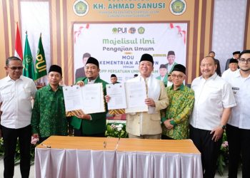 Menteri ATR/BPN Nusron Wahid, menandatangani MoU dengan Dewan Pimpinan Pusat (DPP) Persatuan Ummat Islam (PUI), di Pondok Pesantren Syamsul ‘Ulum, Kota Sukabumi, Rabu (16/04/2025). (ISTIMEWA)