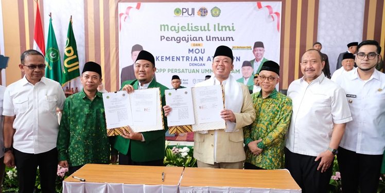 Menteri ATR/BPN Nusron Wahid, menandatangani MoU dengan Dewan Pimpinan Pusat (DPP) Persatuan Ummat Islam (PUI), di Pondok Pesantren Syamsul ‘Ulum, Kota Sukabumi, Rabu (16/04/2025). (ISTIMEWA)