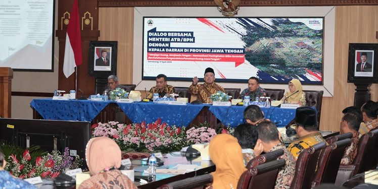 Menteri Nusron dialog bersama kepala daerah se-Jawa Tengah di Semarang pada Kamis (17/04/2025). (ISTIMEWA)