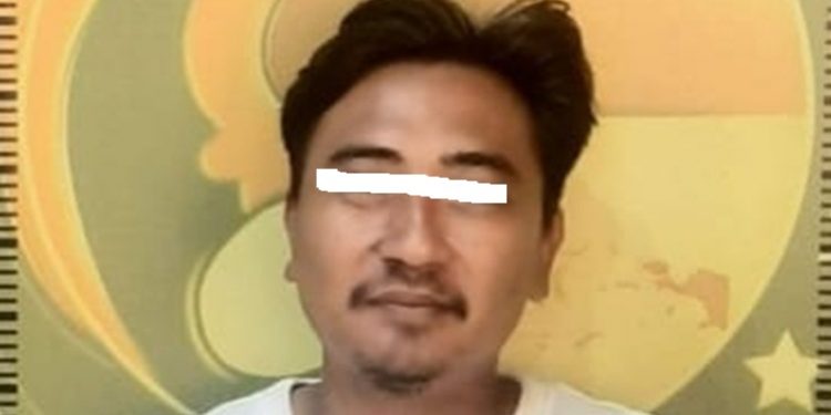 Tersangka DT (30), warga Kelurahan Tegal Kamulyan, Cilacap Selatan, tak bisa mengelak saat digeledah polisi kedapatan menyimpan sabu. (ISTIMEWA)