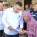 Wakil Menteri Agraria dan Tata Ruang/Wakil Kepala Badan Pertanahan Nasional (Wamen ATR/Waka BPN), Ossy Dermawan, menyerahkan secara langsung 65 Sertipikat Elektronik kepada masyarakat Kabupaten Semarang. (ISTIMEWA)