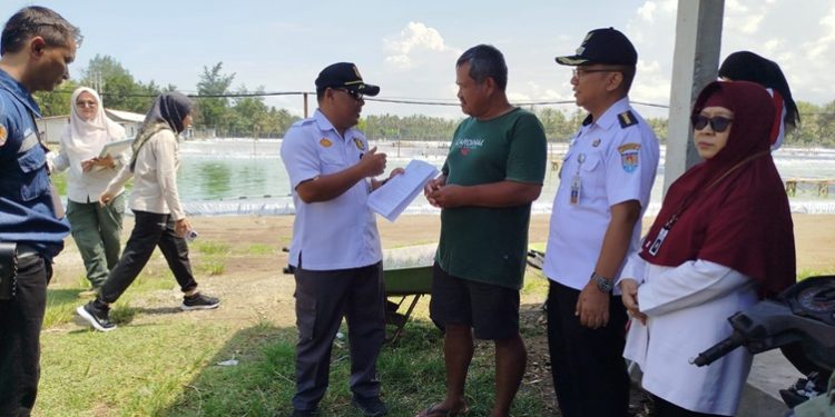 PLH Kepala Satpol PP Cilacap memberikan penjelasan terkait surat pemeberitahuan pemenuhan kewajiban kepada pengelola tambak di Kecamatan Binangun. (ISTIMEWA)