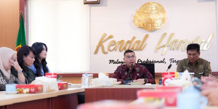 Wakil Menteri Agraria dan Tata Ruang/Wakil Kepala Badan Pertanahan Nasional (Wamen ATR/Waka BPN), Ossy Dermawan, saat melakukan peninjauan ke Kantor Pertanahan (Kantah) Kabupaten Kendal pada Sabtu (26/04/2025). (ISTIMEWA)