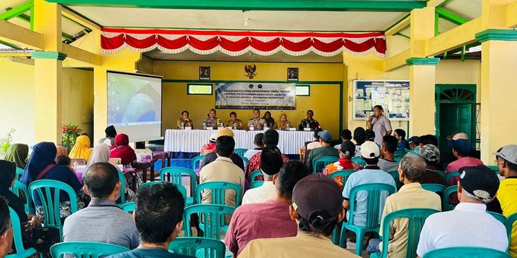 Kantah Cilacap melaksanakan penyuluhan dan sosialisasi redistribusi tanah hasil pelepasan Kawasan hutan di Desa Kaliwungu, Kecamatan Kedungreja. (ISTIMEWA)