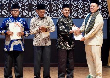 Menteri ATR/BPN Nusron Wahid menyerahkan satu Sertipikat Hak Pengelolaan (HPL) atas tanah ulayat seluas 21.933 meter persegi kepada Kerapatan Adat Nagari (KAN) V Koto Air Pampan/Niniak Mamak Koto Pauh, Kota Pariaman. Selain itu, diserahkan pula 5 Sertipikat Hak Pakai di atas HPL untuk perorangan dan serta 5 sertipikat wakaf. (ISTIMEWA)