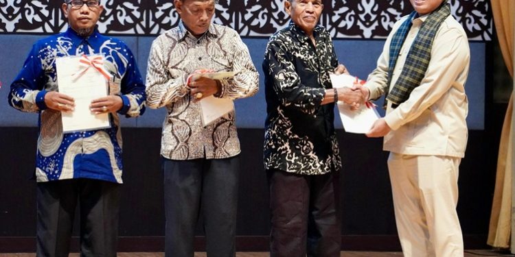 Menteri ATR/BPN Nusron Wahid menyerahkan satu Sertipikat Hak Pengelolaan (HPL) atas tanah ulayat seluas 21.933 meter persegi kepada Kerapatan Adat Nagari (KAN) V Koto Air Pampan/Niniak Mamak Koto Pauh, Kota Pariaman. Selain itu, diserahkan pula 5 Sertipikat Hak Pakai di atas HPL untuk perorangan dan serta 5 sertipikat wakaf. (ISTIMEWA)
