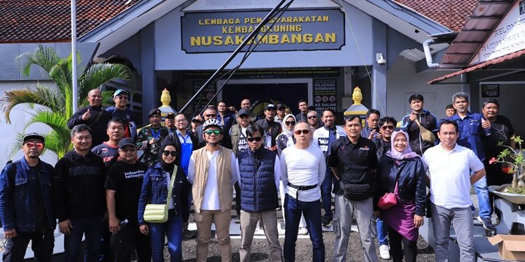 PT Kilang Pertamina Internasional (KPI) RU IV Cilacap menyerahkan bantuan sebanyak 140 paket kebutuhan primer untuk para warga binaan di Lembaga Pemasyarakat (Lapas) Kembangkuning, Nusakambangan, Sabtu (26/4/2025). (ISTIMEWA)