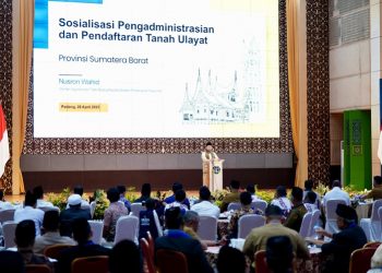 Menteri ATR/BPN Nusron Wahid saat membuka kegiatan Sosialisasi Pengadministrasian dan Pendaftaran Tanah Ulayat di Provinsi Sumatera Barat, yang digelar di Auditorium Universitas Negeri Padang, Senin (28/04/2025). (ISTIMEWA)