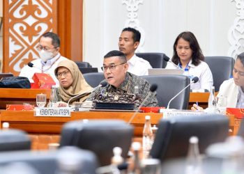 Wakil Menteri Agraria dan Tata Ruang/Wakil Kepala Badan Pertanahan Nasional (Wamen ATR/Waka BPN), Ossy Dermawan, dalam Rapat Kerja dan Rapat Dengar Pendapat Badan Legislasi RI dalam rangka penyusunan perubahan atas UU Nomor 16 Tahun 1997 tentang Statistik, Senin (28/04/2025). (ISTIMEWA)