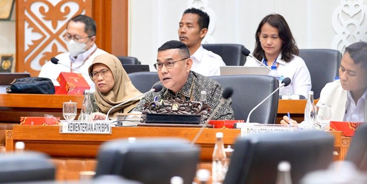 Wakil Menteri Agraria dan Tata Ruang/Wakil Kepala Badan Pertanahan Nasional (Wamen ATR/Waka BPN), Ossy Dermawan, dalam Rapat Kerja dan Rapat Dengar Pendapat Badan Legislasi RI dalam rangka penyusunan perubahan atas UU Nomor 16 Tahun 1997 tentang Statistik, Senin (28/04/2025). (ISTIMEWA)