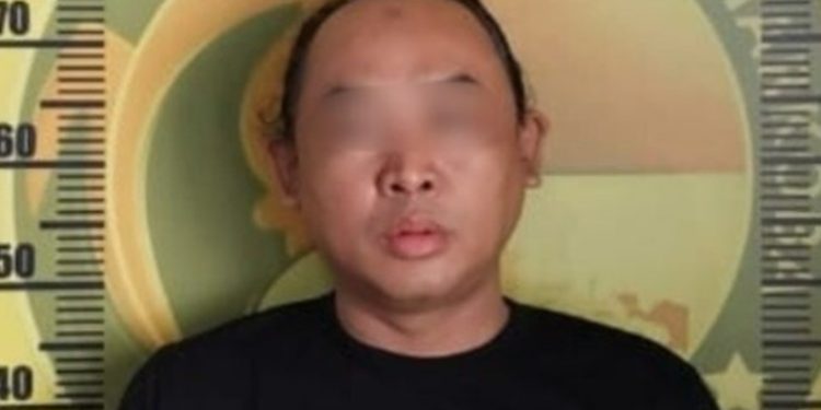 Tersangka TW (45) warga Sidareja tertangkap tangan bawa sabu seberat 0,67 saat digeledah Tim Sat Resnarkoba Polresta Cilacap di Jeruklegi. (ISTIMEWA)