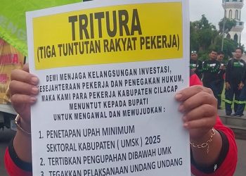 Buruh Cilacap menyampaikan tiga tuntutan rakyat pekerja (Tritura) dalam aksi damai peringatan Hari Buruh Internasional di alun-alun Cilacap, Kamis (1/5/2025). (Wagino/CILACAPMEDIA)