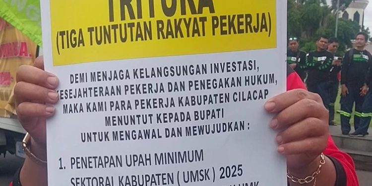 Buruh Cilacap menyampaikan tiga tuntutan rakyat pekerja (Tritura) dalam aksi damai peringatan Hari Buruh Internasional di alun-alun Cilacap, Kamis (1/5/2025). (Wagino/CILACAPMEDIA)