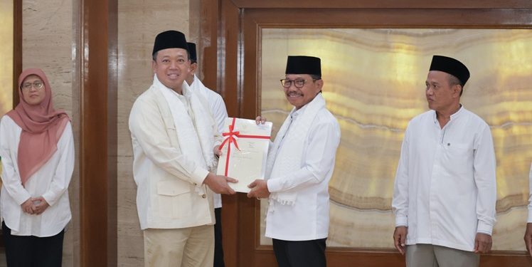 Menteri ATR/Kepala BPN, Nusron Wahid, dalam kegiatan Peluncuran Integrasi Data Pertanahan dan Perpajakan sekaligus Penyerahan Sertipikat Hak Pakai dan Wakaf yang berlangsung di Kantor Wali Kota Tangerang, Rabu (30/04/2025). (ISTIMEWA)