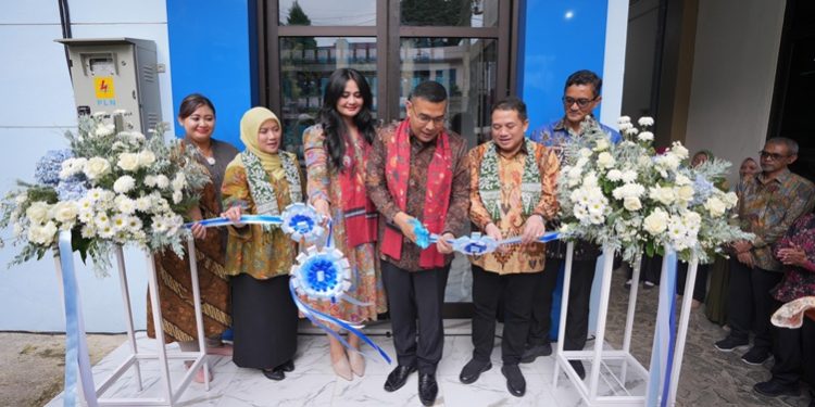 Wakil Menteri Agraria dan Tata Ruang/Wakil Kepala Badan Pertanahan Nasional (Wamen ATR/Waka BPN), Ossy Dermawan, meresmikan Gedung Arsip milik Kantor Pertanahan Kota Batu pada Sabtu (03/05/2025). (FOTO : ISTIMEWA)
