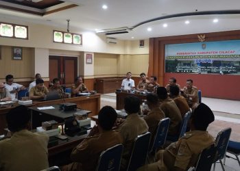 Pemerintah Kabupaten Cilacap bersama PT PLN (Persero) mengadakan kegiatan Knowledge Sharing dalam rangka tahap persiapan pengadaan tanah untuk pembangunan Saluran Udara Tegangan Ekstra Tinggi (SUTET) 500 kV jalur Rawalo/Kesugihan – Incomer (PLTU Adipala – PLTU Cilacap) di aula Dinas PUPR setempat, Senin (5/5/2025). (FOTO : ISTIMEWA)